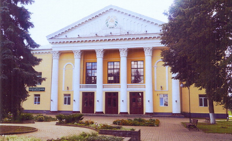 Дом культуры ў Скідзелі. Крыніца ілюстрацыі: Скидель. Наша слава, наша гордость. – Минск, 2018. С. 98.