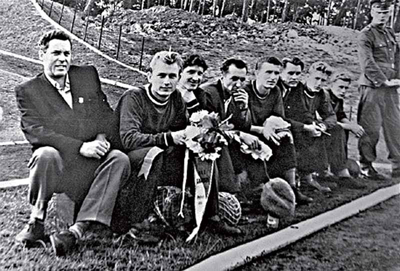 Міхаіл Базенянкоў (першы злева) з футбалістамі мінскага "Спартака" (1954). Крыніца ілюстрацыі: https://pressball.by/pbonline/football/geroi-sporta-priblizhavshie-velikuyu-pobedu-na-fronte-i-v-tylu/
