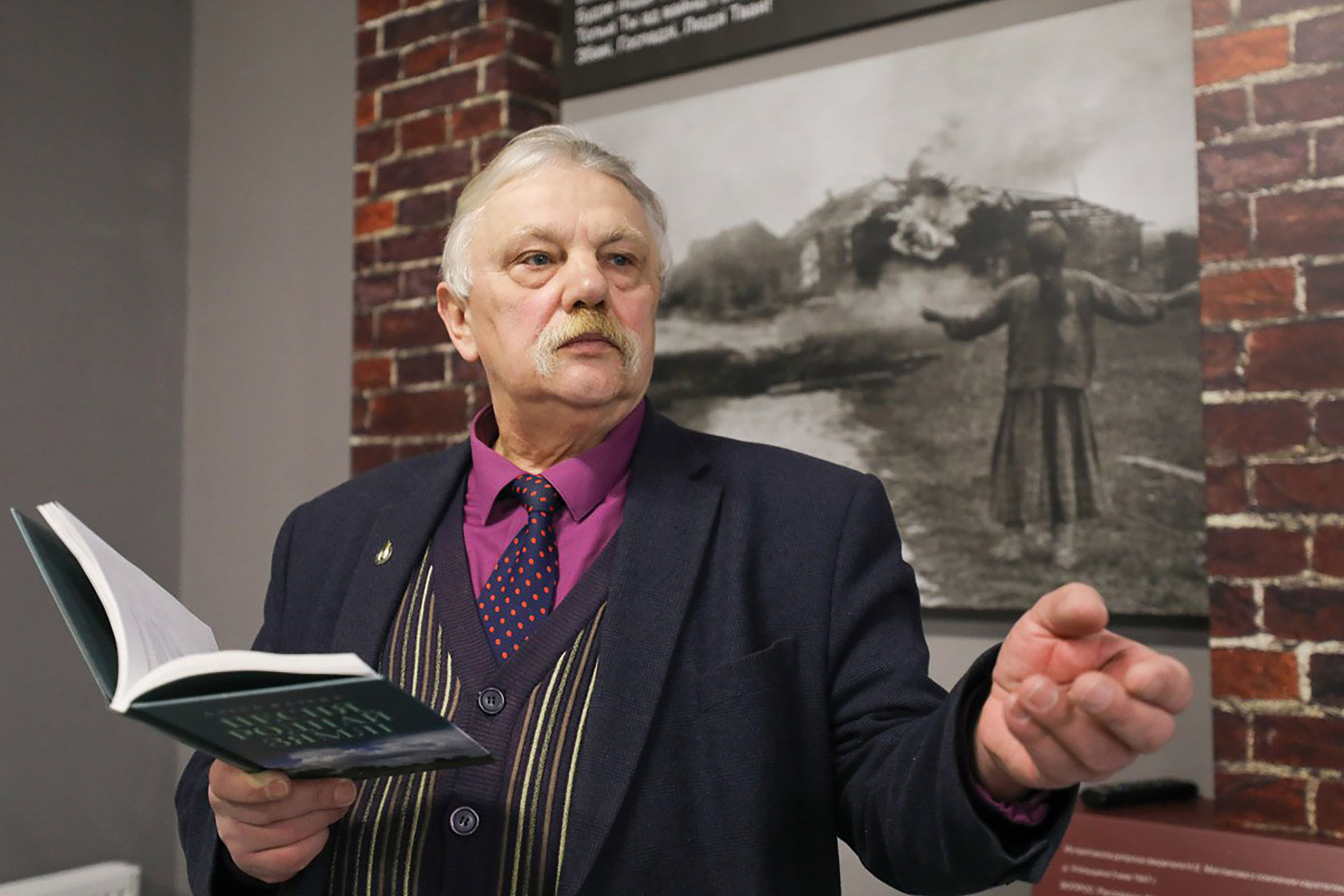 Аляксандр Казека. Крыніца ілюстрацыі: https://mogilev-region.gov.by/news/pisatel-iz-mogileva-aleksandr-kazeko-posvyatil-80-letiyu-velikoy-pobedy-pesnyu-posredi-tishiny