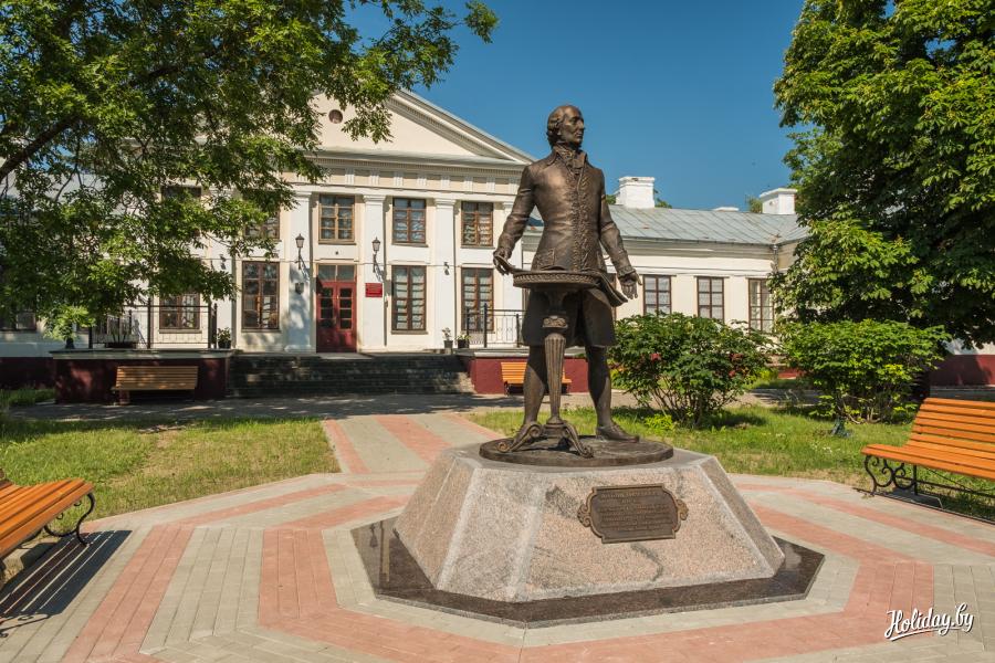 Помнік Антонію Тызенгаўзу ў Паставах. Крыніца ілюстрацыі: https://www.holiday.by/by/skarb/439-dvorec-tyzengauza-v-postavah/photo#content