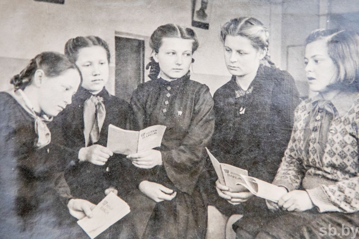 Рэўміра Сяргееўна Піёнава – камсамолка (1940-я гг.). Крыніца ілюстрацыі: https://www.sb.by/articles/komsomolskie-gody-byli-dlya-menya-neprostymi-no-vmeste-s-tem-samymi-schastlivymi.html