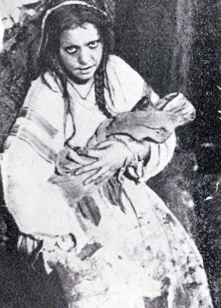 Ірына Ждановіч у ролі Таццяны ў п'есе З. Бядулі "Салавей" (1937). Крыніца ілюстрацыі: Ірына Ждановіч / К. Кузняцова. – Мінск, 1970. – Уклейка паміж с. 32–33. 