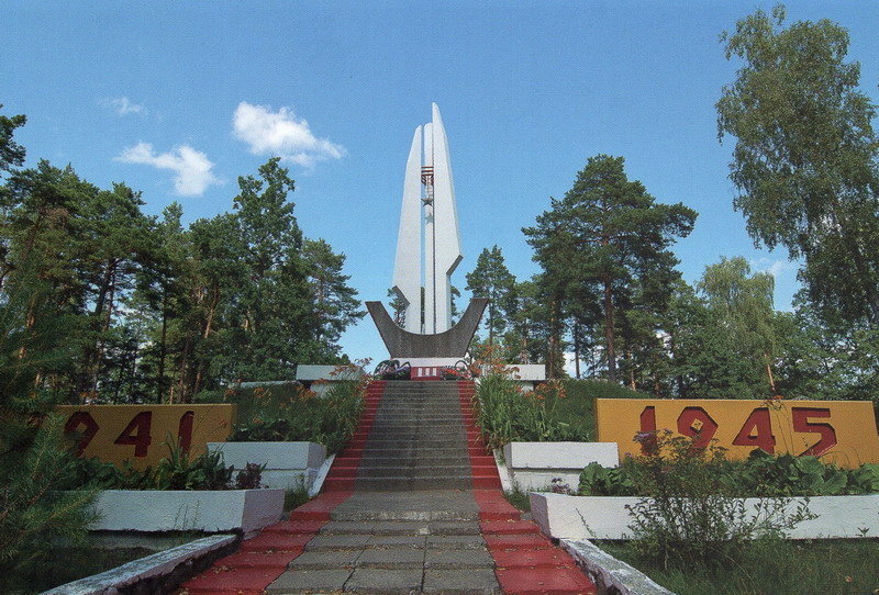 Курган Славы ва ўрочышчы Горкі горада Ганцавічы. Крыніца ілюстрацыі: Ганцавічы. Традыцыі шчодрай зямлі / [аўтар канцэпцыі і тэксту А. М. Сувораў]. – Брэст, 2011. – С. 101.
