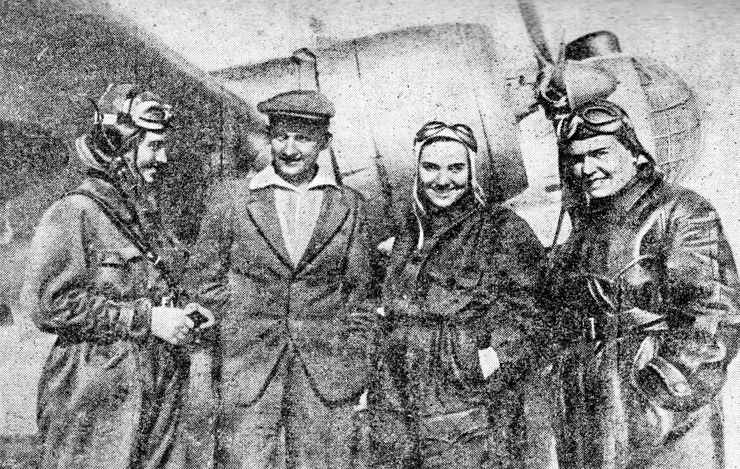 М. Раскова, П. Сухой, В. Гризодубова и П. Осипенко после одного из тренировочных полетов. Источник иллюстрации: Героический перелет [о беспосадочном перелете из Москвы на Дальний Восток Героев СССР Гризодубовой, Осипенко и Расковой] / И. Экслер. – Москва, 1939. – С. 33.