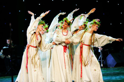 Ансамбль танца, музыкі і песні "Белыя росы"