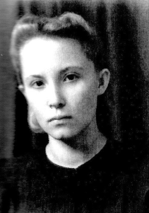 Валянціна Ватковіч (канец 1940-х – пачатак 1950-х гг.). Крыніца ілюстрацыі: Жанчыны ў жыцці Уладзіміра Караткевіча / Дзяніс Марціновіч. – Мінск, 2014. – Уклейка паміж с. 110–111.