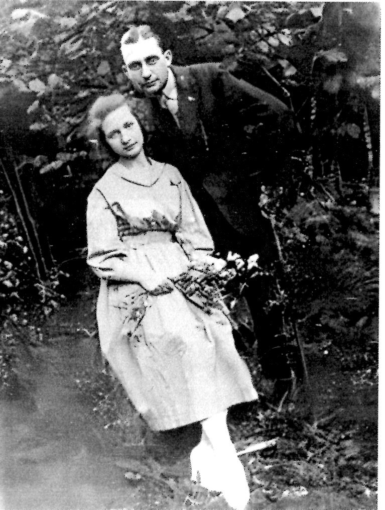 Мікалай Шчакаціхін з жонкай (1920-я гг.). Крыніца ілюстрацыі: Мікалай Шчакаціхін: да 125-годдзя з дня нараджэння : (матэрыялы круглага стала, Мінск, 4 лістапада 2021 г.) / [укладальнікі: А. Г. Алфёрава, І. І. Балуненка ; рэдкалегія: А. І. Лакотка (галоўны рэдактар) і інш.]. – Мінск, 2022. – С. 50.