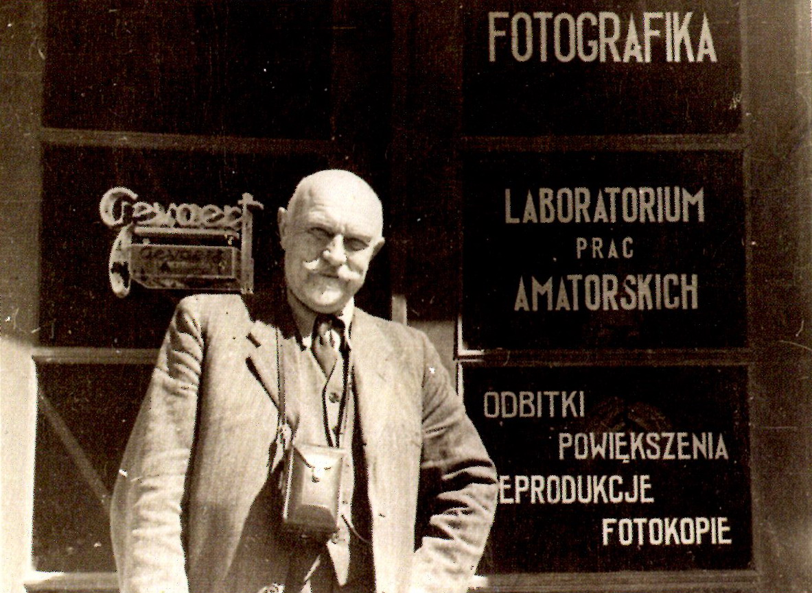 Ян Булгак каля сваёй фотамайстэрні (Вільня, 1935). Крыніца ілюстрацыі: Jan Bułhak, fotografik (1876–1950) : [album towarzyszy wystawie fotografii Jana Bułhaka zorganizowanej w 130. rocznicę urodzin artysty przez Muzeum Narodowe w Warszawie] / Małgorzata Plater-Zyberk. – Warszawa, 2006. – С. [1].