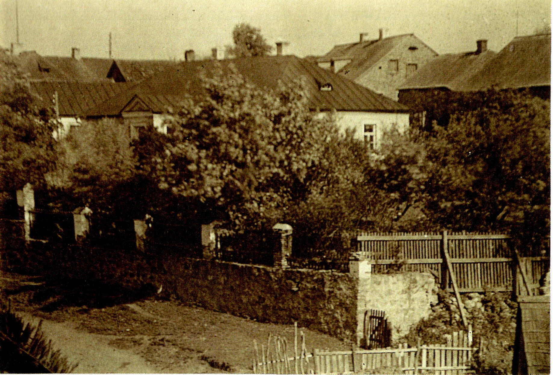 Навагрудак. Дом Міцкевіча (1921). Крыніца ілюстрацыі: Jan Bułhak, fotografik (1876–1950) : [album towarzyszy wystawie fotografii Jana Bułhaka zorganizowanej w 130. rocznicę urodzin artysty przez Muzeum Narodowe w Warszawie] / Małgorzata Plater-Zyberk. – Warszawa, 2006. – С. [144].