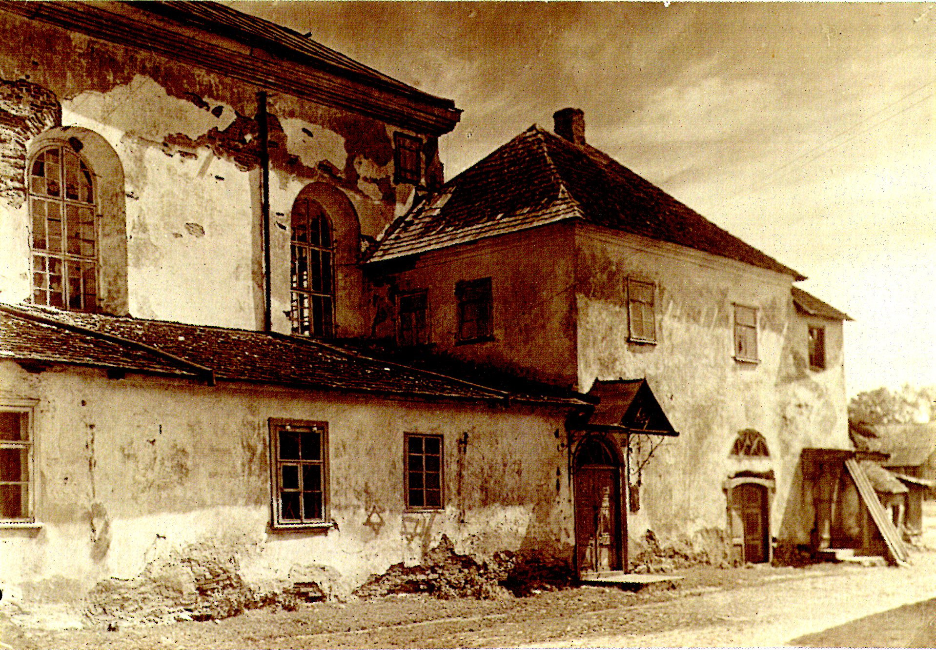 Навагрудак. Сінагога (1921). Крыніца ілюстрацыі: Jan Bułhak, fotografik (1876–1950) : [album towarzyszy wystawie fotografii Jana Bułhaka zorganizowanej w 130. rocznicę urodzin artysty przez Muzeum Narodowe w Warszawie] / Małgorzata Plater-Zyberk. – Warszawa, 2006. – С. [145].