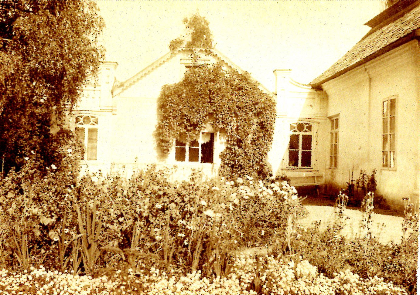 Сядзіба ў Асташыне Мураваным (1905). Крыніца ілюстрацыі: Jan Bułhak, fotografik (1876–1950) : [album towarzyszy wystawie fotografii Jana Bułhaka zorganizowanej w 130. rocznicę urodzin artysty przez Muzeum Narodowe w Warszawie] / Małgorzata Plater-Zyberk. – Warszawa, 2006. – С. [173].