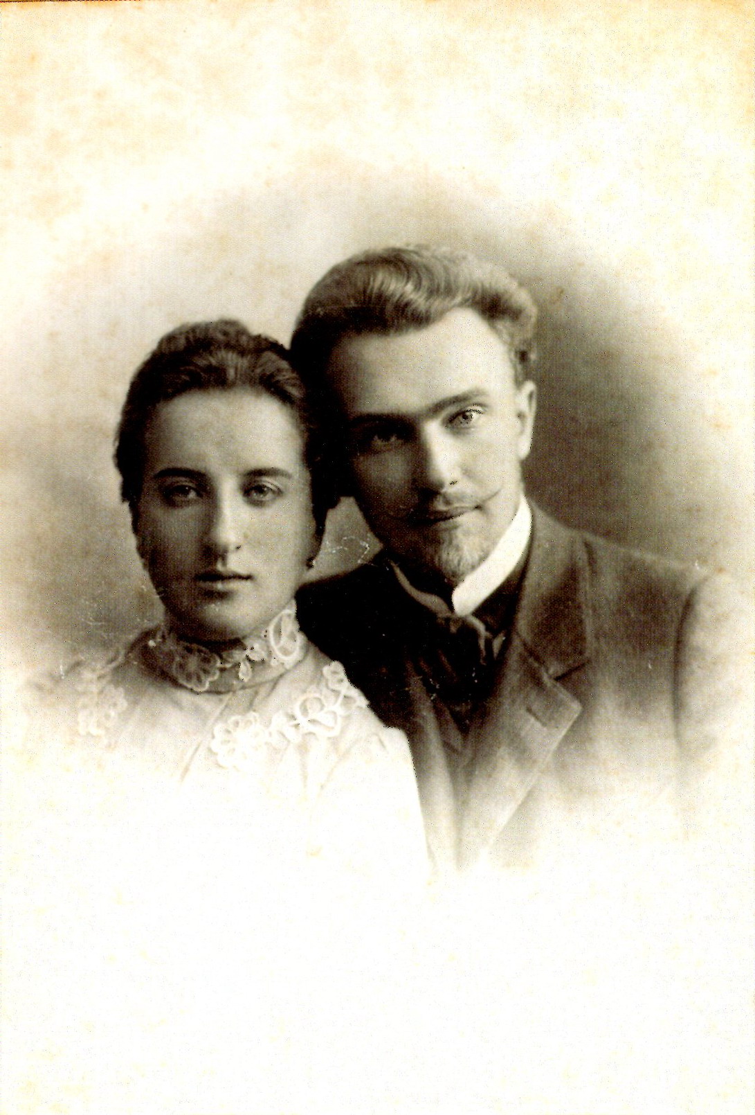 Партрэт Ганны і Яна Булгакаў (1901). Крыніца ілюстрацыі: Jan Bułhak, fotografik (1876–1950) : [album towarzyszy wystawie fotografii Jana Bułhaka zorganizowanej w 130. rocznicę urodzin artysty przez Muzeum Narodowe w Warszawie] / Małgorzata Plater-Zyberk. – Warszawa, 2006. – С. [176].