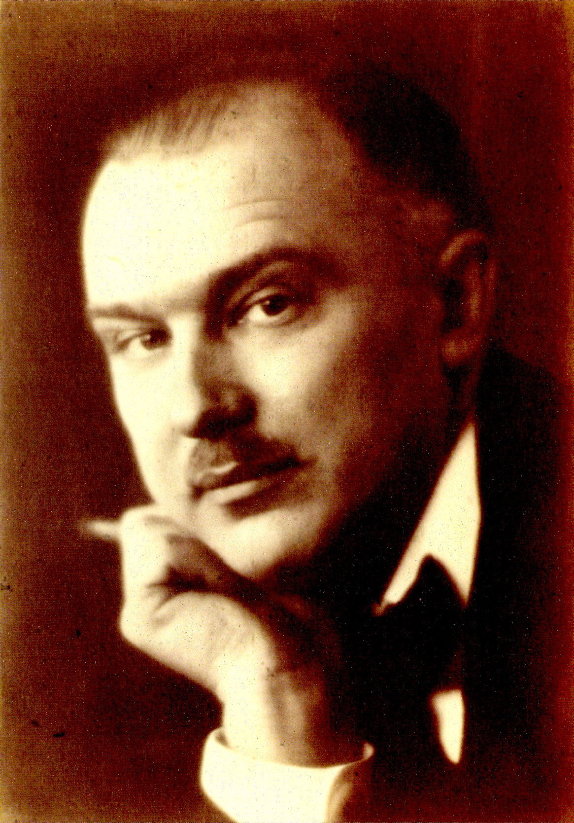 Аўтапартрэт (1912). Крыніца ілюстрацыі: Jan Bułhak, fotografik (1876–1950) : [album towarzyszy wystawie fotografii Jana Bułhaka zorganizowanej w 130. rocznicę urodzin artysty przez Muzeum Narodowe w Warszawie] / Małgorzata Plater-Zyberk. – Warszawa, 2006. – С. [183].