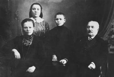 Б. Эпімах-Шыпіла з сястрой Валерыяй Ігнатаўнай, пляменнікамі Соф’яй і Ігнатам Гагалінскімі. г. Санкт-Пецярбург. 1914 г. Крыніца ілюстрацыі: https://archives.gov.by/