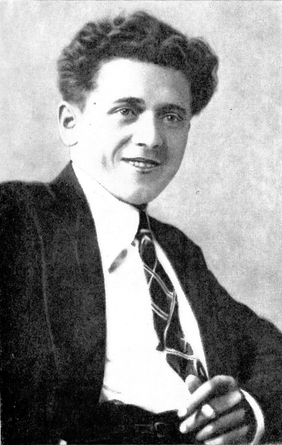 Міхась Чарот (1930-я гг.). Крыніца ілюстрацыі: Збор твораў : у 2 т. / Міхась Чарот ; рэдкалегія: Кандрат Крапіва, Пятрусь Броўка, Янка Казека ; [прадмова Н. Перкіна]. – Мінск, 1958. – Уклейка. 