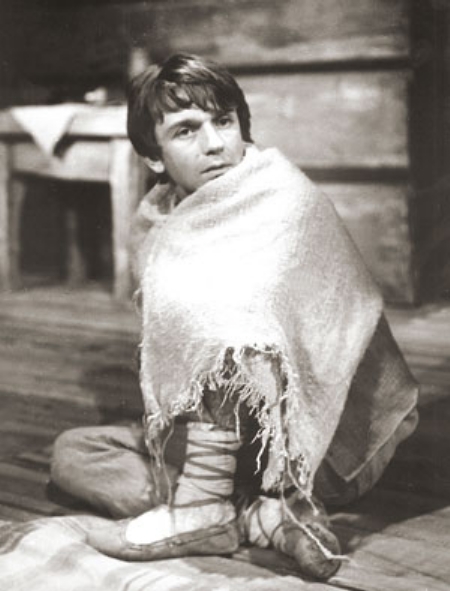 Аляксандр Уладамірскі ў ролі Данілкі ("Раскіданае гняздо" Я. Купалы). Крыніца ілюстрацыі: Мастацтва. – 2009. – № 12. – С. 45.