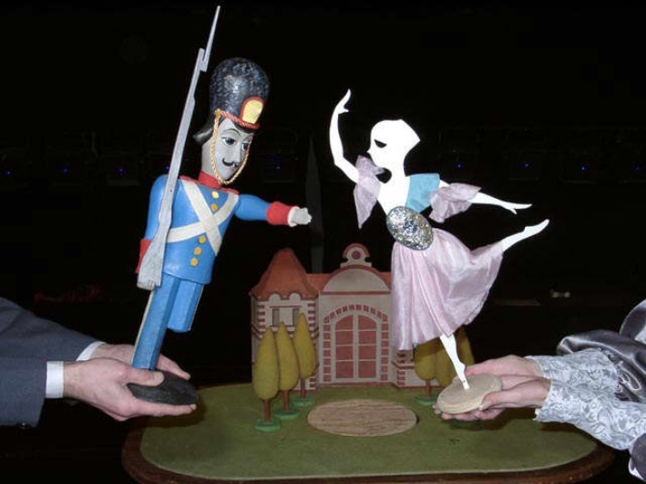 "Приключения оловянного солдатика, пастушки и трубочиста" (Белорусский государственный театр кукол, 1996). Автор пьесы и режиссёр О. О. Жюгжда. Источник иллюстрации: http://www.puppet-minsk.com/about/?id=performance&lang=ru