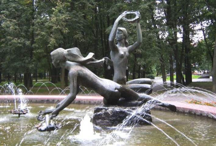 А.М. Заспіцкі. Скульптурная кампазіцыя "Вянок" (1972, Мінск). Крыніца ілюстрацыі: http://zamminsk.narod.ru/Venok02.jpg