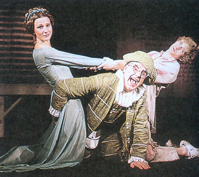 Л. А. Улашчанка (у цэнтры) у ролі Тарталлі. Крыніца ілюстрацыі: Тэатральная Беларусь : энцыклапедыя : [у 2 т.]. – Мінск, 2003. – Т. 2. – С. 467.