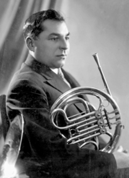 Адам Русак – студэнт Ленінградскай кансерваторыі (1932). Крыніца ілюстрацыі: https://pesochnoe.schools.by/pages/rusak-adam-gerasmavch