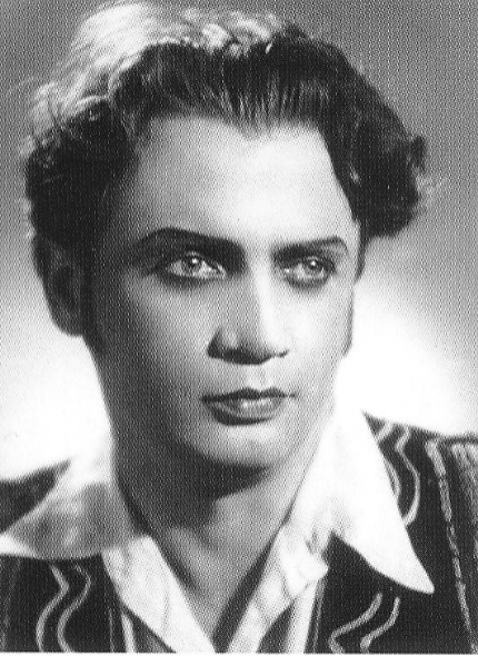 Барыс Уладамірскі ў ролі Дона Антоніа ("Дзень цудоўных падманаў" Р. Шэрыдана). Крыніца ілюстрацыі: Мастацтва. – 2009. – № 11. – С. 53.