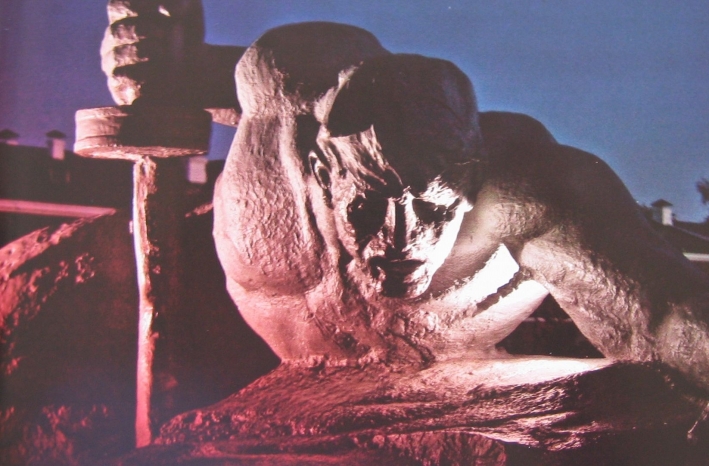 Мемориальный комплекс "Брестская крепость-герой". Скульптурная композиция "Жажда". Источник иллюстрации: Брестская крепость. Война и мир / [автор концепции и текста А. Суворов]. – Брест : Полиграфика, 2010. – 255 с.