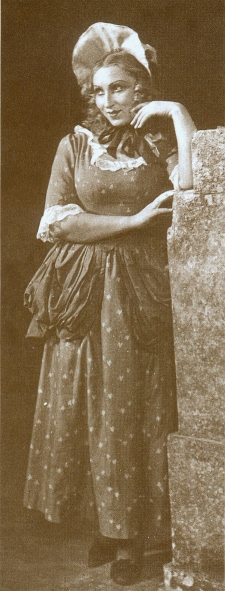 С. М. Станюта ў ролі Элізы ("Скупы" Ж. Б. Мальера, 1938). Крыніца ілюстрацыі: Стэфанія Станюта : да 100-годдзя з дня нараджэння славутай беларускай актрысы / Міністэрства культуры Рэспублікі Беларусь, Нацыянальны акадэмічны тэатр імя Я.Купалы ; [укладанне, рэдактура, дызайн: А.Ганчароў, Л.Грамыка]. – [Б. м.] : б. в., 2005] (Мінск : Альтиора - Живые краски).). – [10] с.