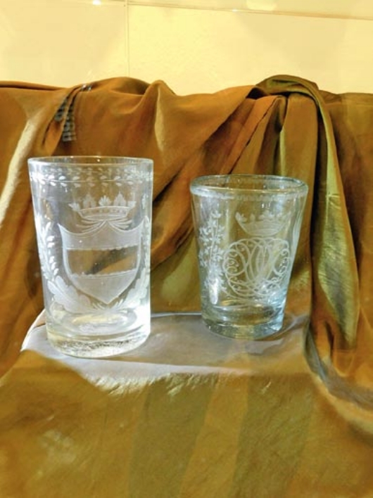 Шклянкі. Захоўваюцца ў фондах Нацыянальнага гісторыка-культурнага музея-запаведніка "Нясвіж". Крыніца ілюстрацыі: Беларуская думка. – 2016. – № 10. – С. 65.