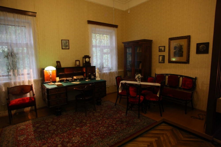 Кабінет Янкі Купалы ў доме па вуліцы Кастрычніцкай. Крыніца ілюстрацыі: http://kupala-museum.by/?page_id=467