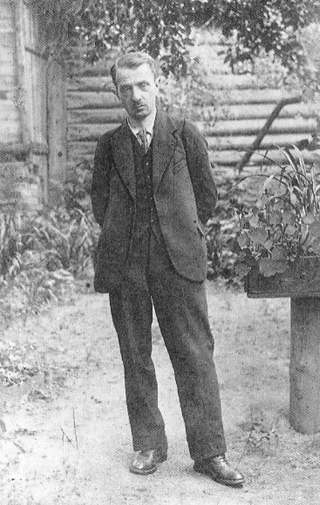 Алесь Бурбіс (1918). Крыніца ілюстрацыі: За архіўным парогам : беларуская літаратура XIX–XX стст. у святле архіўных пошукаў / Язэп Янушкевіч. – Мінск, 2002. – С. 7 уклейкі паміж с. 160–161.