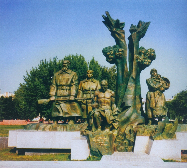 В. Занковіч "Партызанам Палесся" (2002). Крыніца ілюстрацыі: Сучасная беларуская скульптура : альбом-каталог твораў рэспубліканскай выстаўкі "Беларуская скульптура 1984–2004 гадоў". – Мінск : Культура и искусство, 2007. – 190 с.