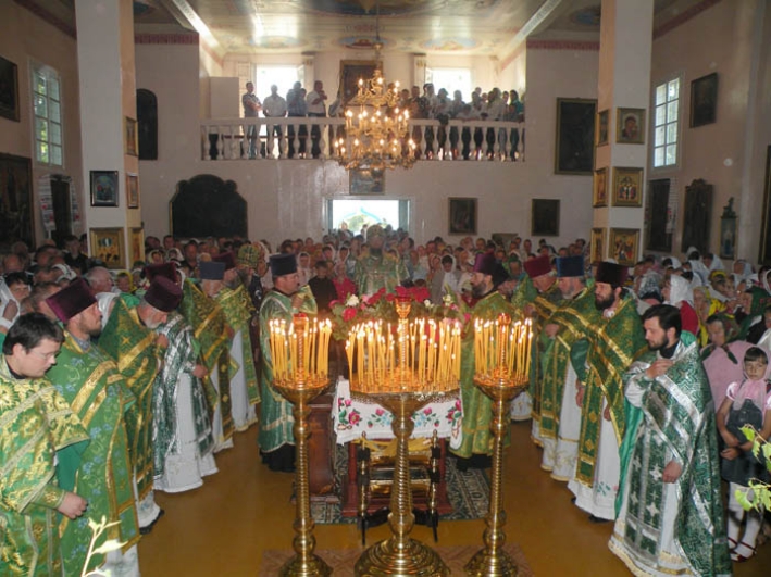 Крыніца ілюстрацыі: http://cerkov.by/page/prestolnyj-prazdnik-v-svjato-troickoj-cerkvi-derevni-bezdezhfoto