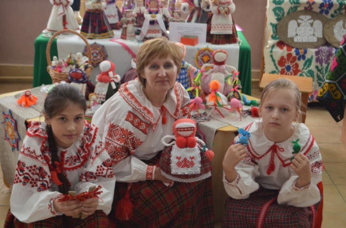 Кіраўнік творчай майстэрні па вырабе лялек "Чараўнiчкі" Т. Станіслаўчык са сваімі выхаванцамі. Крыніца ілюстрацыі: http://gomeloblkultura.by/index.php?newsid=692