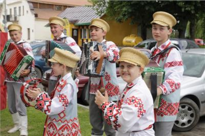 Крыніца ілюстрацыі: http://nesvizh-news.by/arhiv/2011/01/13-(10201)/anoshkauskіya-muzikі---uchastniki-koncertnoj-programmi-ceremonii-inauguracii-prezidenta-respubliki-belarusj.aspx