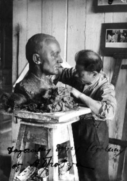 А. Бразер во время работы над бюстом Я. Купалы (около 1926). Источник иллюстрации: Мишпоха. – 2009. – № 25. – С. 58.