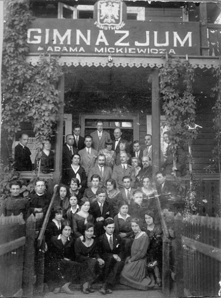 Выпускны клас 1936 г. Крыніца ілюстрацыі: Раённыя будні (Пружаны). – 2002. – 5 кастрычніка (№ 117–118). – С. 3.