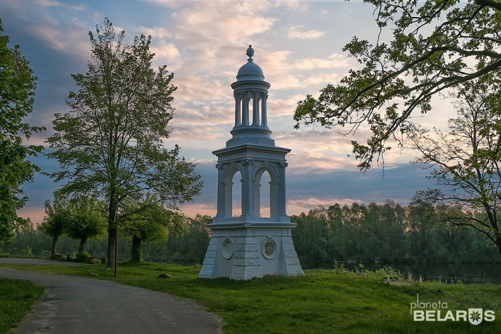 Крыніца ілюстрацыі: http://planetabelarus.by/sights/931-narovlya-city/1268-dvortsovo-parkovyy-ansambl-v-narovle/