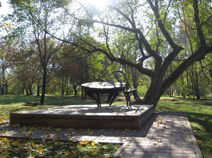 М.М. Петруль "Жертвам Холокоста" (2008). Источник иллюстрации: http://piatrul.com/products/holocost-victims