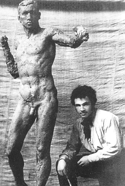 З.И. Азгур со скульптурой "Стрельба из лука" (Ленинград, 1927). Источник иллюстрации: Заир Азгур. Довоенное творчество. 1920-е годы. Из коллекции "Архив З. И. Азгура" [Изоматериал] / Мемориальный музей-мастерская З. И. Азгура. – [Б. м. : б. и., 2017?]. – С. 21.