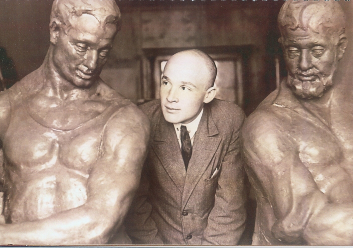 З.И. Азгур с работами "Строитель" и "Тракторист" (1929). Источник иллюстрации: Заир Азгур. Довоенное творчество. 1920-е годы. Из коллекции "Архив З. И. Азгура" [Изоматериал] / Мемориальный музей-мастерская З. И. Азгура. – [Б. м. : б. и., 2017?]. – С. 37.