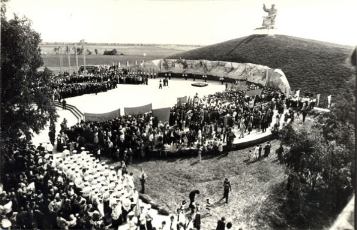 Адкрыццё Мемарыяла воінскай славы на Лудчыцкай вышыні (1984). Крыніца ілюстрацыі: http://lib-bykhov.mogilev.by/ludchickaya-visota/simvol-muzhestva-i-geroizma