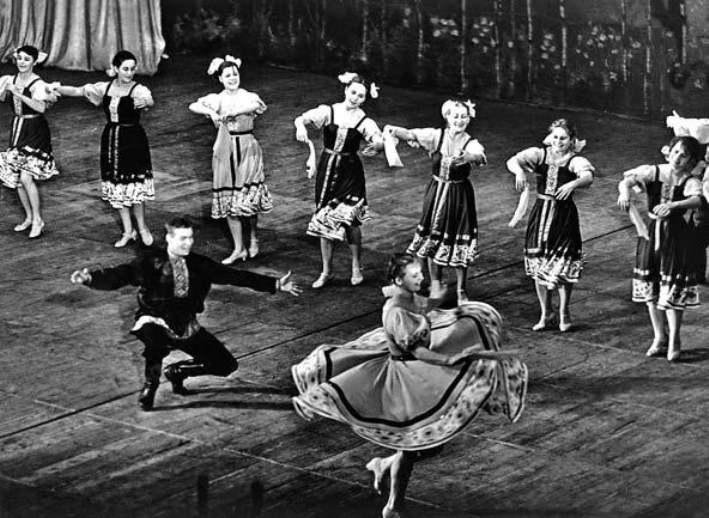 Русский танец в исполнении танцевальной группы народного ансамбля песни и танца Гомельского дворца культуры железнодорожников им. В.И. Ленина. Источник иллюстрации: Советская Белоруссия. – 2011. – 4 ноября (№ 211). – C. 8.