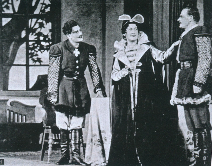 С. Дукер в роли Чесниковой (опера С. Манюшко "Страшный двор"). Источник иллюстрации: Партер. – 2012. – № 10 (январь). – С. 34.