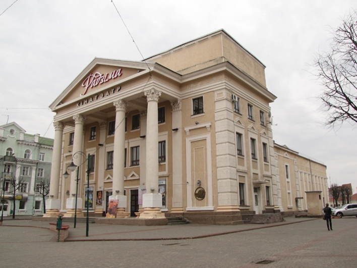 Здание кинотеатра "Родина" в Могилёве (1938-1940). Источник иллюстрации: Архитектура Беларуси XX – начала XXI в. : эволюция стилей и художественных концепций / А. С. Шамрук ; Национальная академия наук Беларуси, Институт искусствоведения, этнографии и фольклора им. К. Крапивы. – Минск : Белорусская наука, 2007. – 334 с.