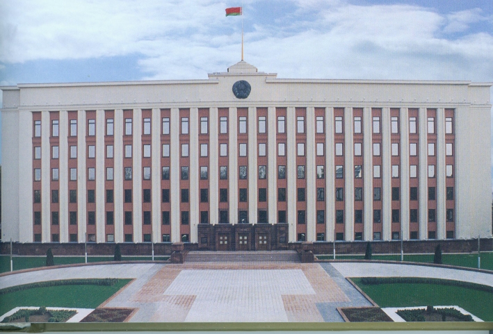 Здание Администрации Президента Республики Беларусь (1939–1947). Источник иллюстрации: Минск. Книга жизни = Minsk. Book of life : 4500 событий и фактов из истории города : к 940-летию Минска / Евгений Малашевич ; [фото: К. В. Хотяновский и др.]. – Минск : Минская фабрика цветной печати, 2006. – 367 с.